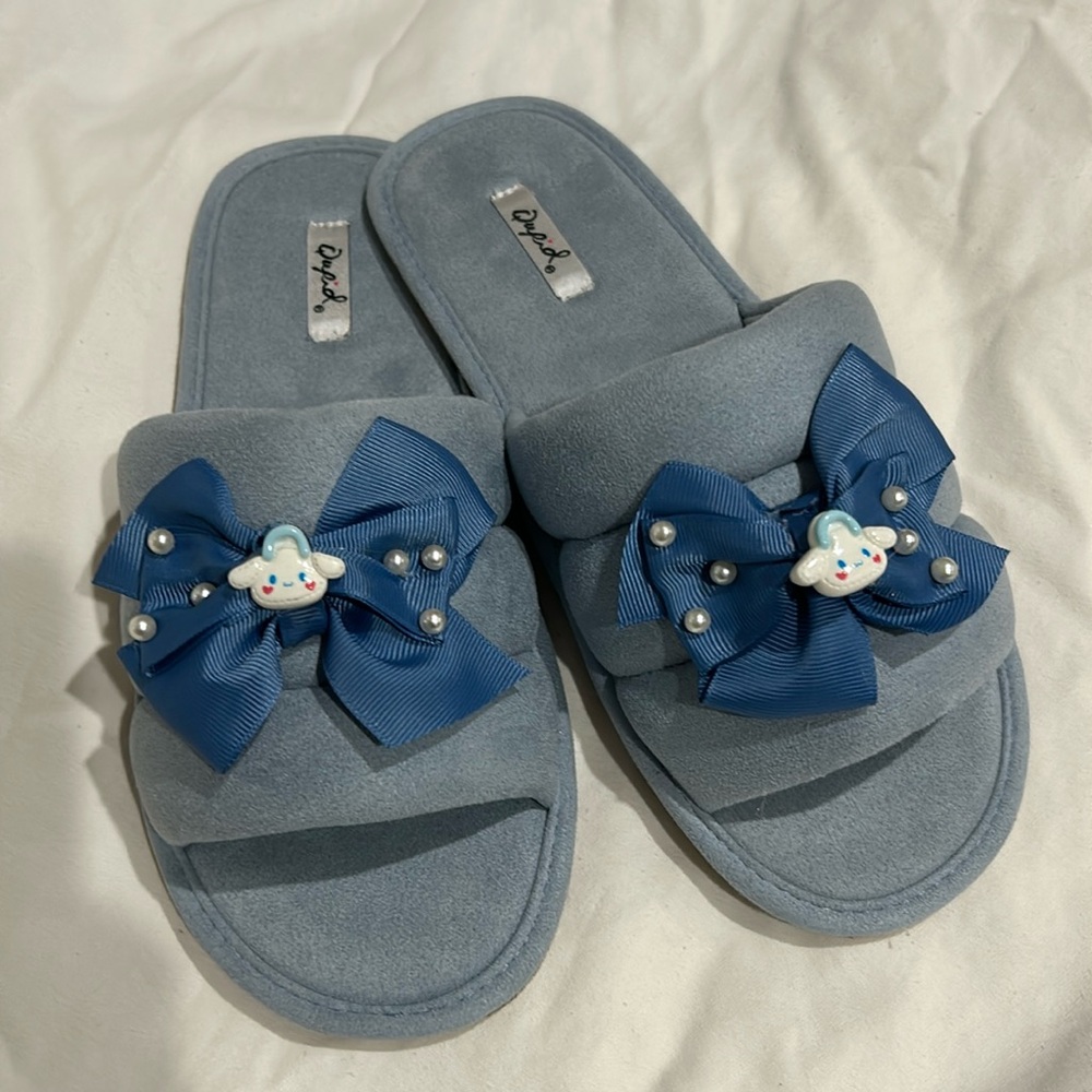 Cinnamon roll slippers size 9